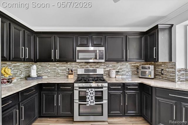 27073 Hawthorne Boulevard, Flat Rock, MI 48134