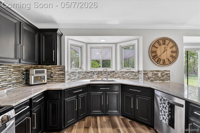 27073 Hawthorne Boulevard, Flat Rock, MI 48134