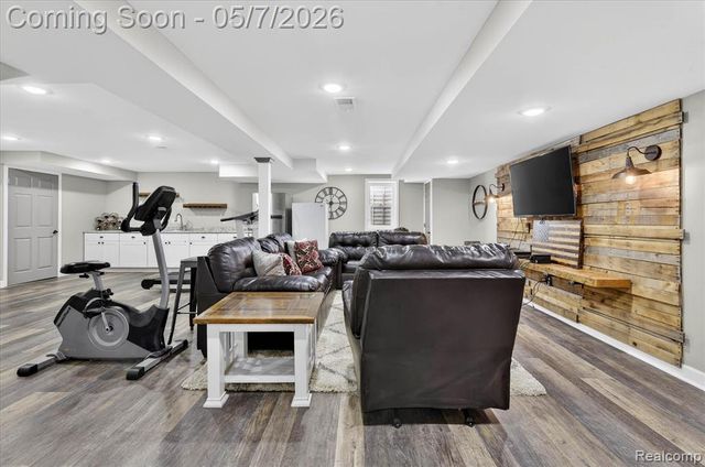 27073 Hawthorne Boulevard, Flat Rock, MI 48134