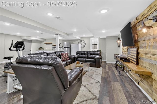 27073 Hawthorne Boulevard, Flat Rock, MI 48134