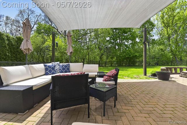 27073 Hawthorne Boulevard, Flat Rock, MI 48134