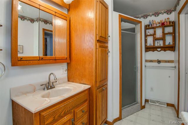 2274 N Center Road, Burton, MI 48509