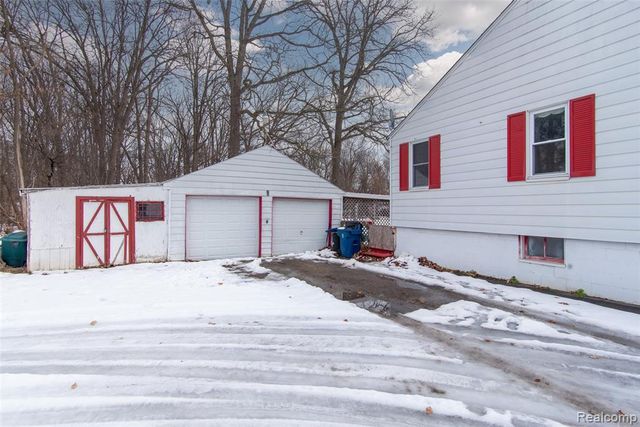 2274 N Center Road, Burton, MI 48509