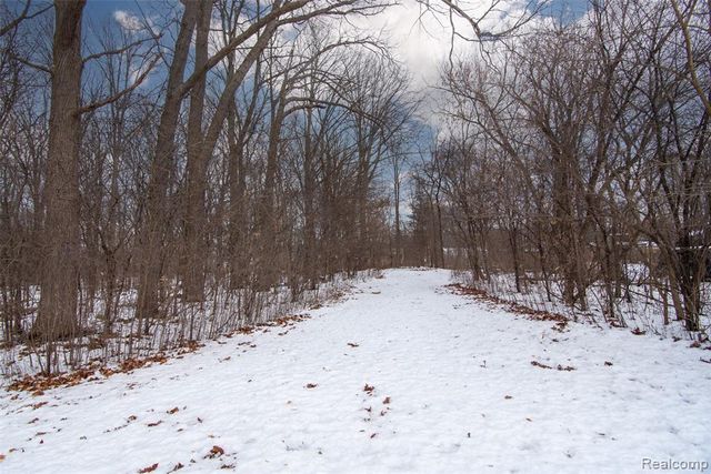 2274 N Center Road, Burton, MI 48509