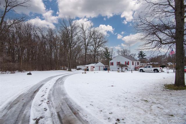 2274 N Center Road, Burton, MI 48509