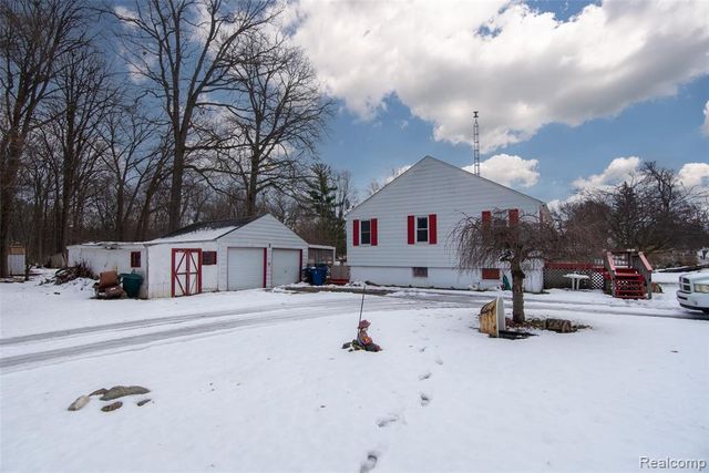 2274 N Center Road, Burton, MI 48509