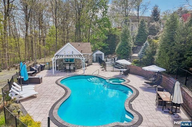 22 Anton Court, Woodcliff Lake, NJ 07677