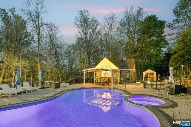 22 Anton Court, Woodcliff Lake, NJ 07677
