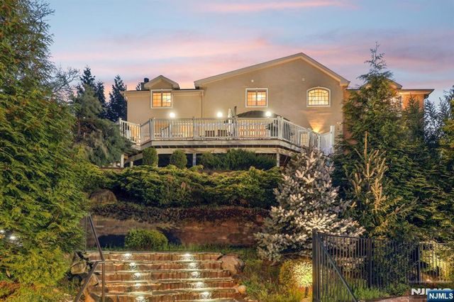22 Anton Court, Woodcliff Lake, NJ 07677