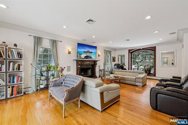 22 Anton Court, Woodcliff Lake, NJ 07677