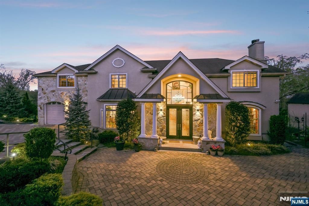 22 Anton Court, Woodcliff Lake, NJ 07677
