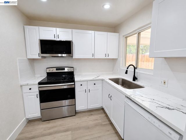 5250 Standish Rd, Sacramento, CA 95820