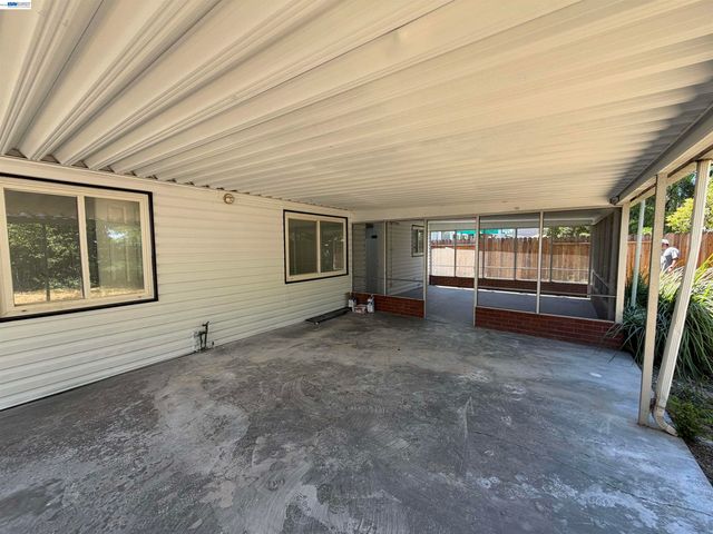 5250 Standish Rd, Sacramento, CA 95820