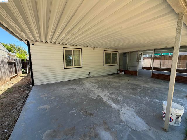 5250 Standish Rd, Sacramento, CA 95820
