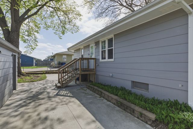 1000 E Watrous Avenue, Des Moines, IA 50315
