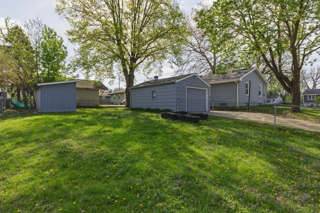 1000 E Watrous Avenue, Des Moines, IA 50315