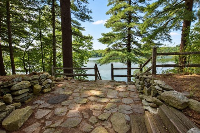 9 Lakeview Ter., Middleboro, MA 02346