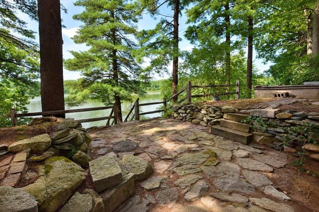 9 Lakeview Ter., Middleboro, MA 02346