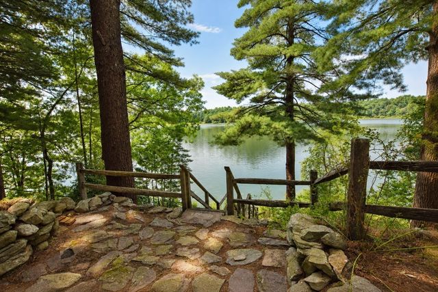 9 Lakeview Ter., Middleboro, MA 02346