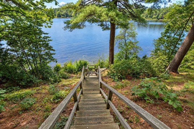 9 Lakeview Ter., Middleboro, MA 02346