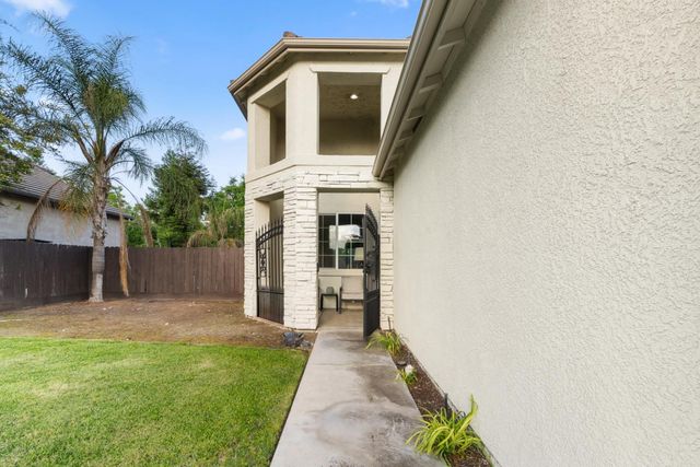 1989 S Orangewood Drive, Fresno, CA 93727