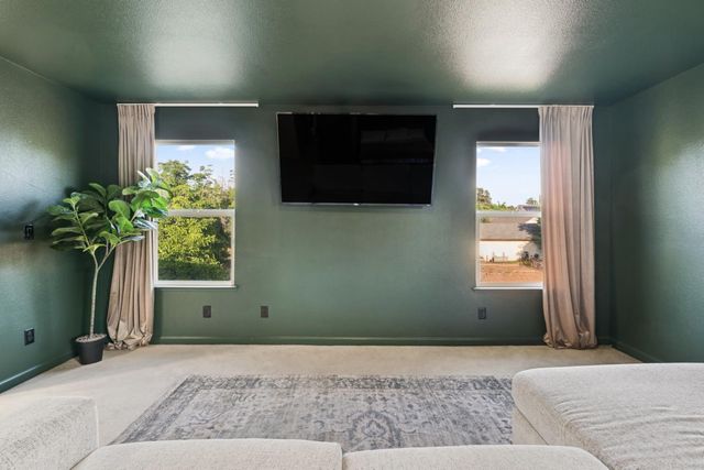 1989 S Orangewood Drive, Fresno, CA 93727
