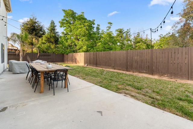 1989 S Orangewood Drive, Fresno, CA 93727