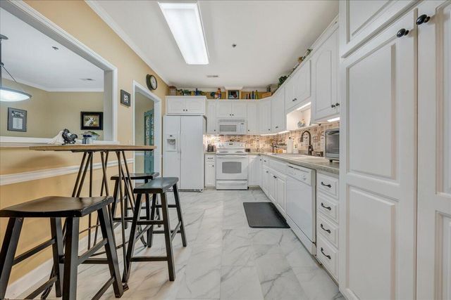 3040 McVitty Forest Dr Apt 211, Roanoke, VA 24018
