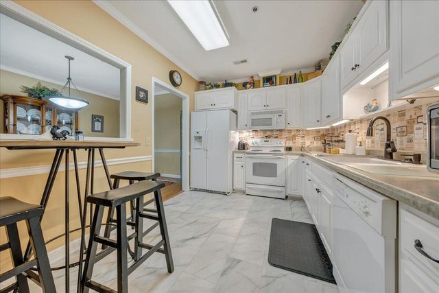 3040 McVitty Forest Dr Apt 211, Roanoke, VA 24018