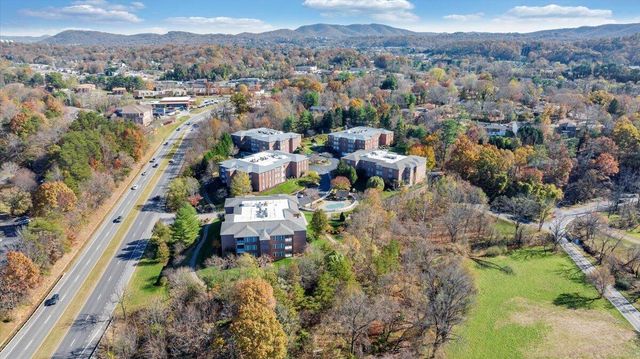 3040 McVitty Forest Dr Apt 211, Roanoke, VA 24018