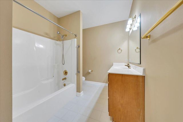 3040 McVitty Forest Dr Apt 211, Roanoke, VA 24018