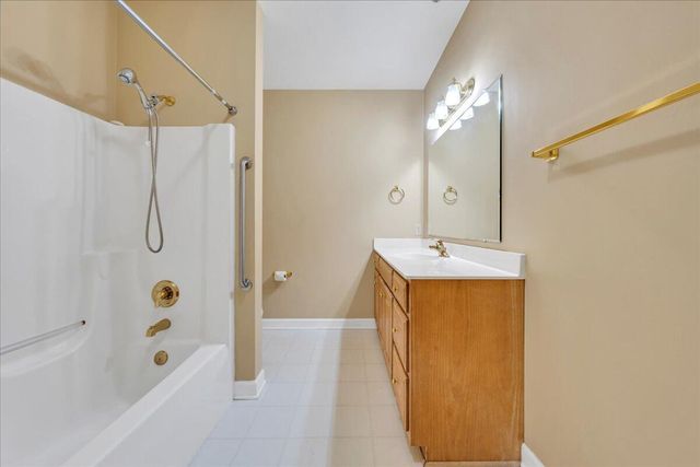 3040 McVitty Forest Dr Apt 211, Roanoke, VA 24018