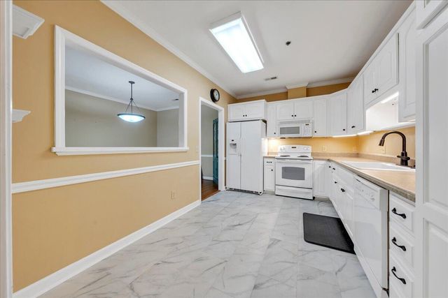 3040 McVitty Forest Dr Apt 211, Roanoke, VA 24018