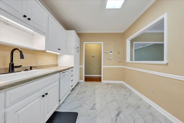 3040 McVitty Forest Dr Apt 211, Roanoke, VA 24018