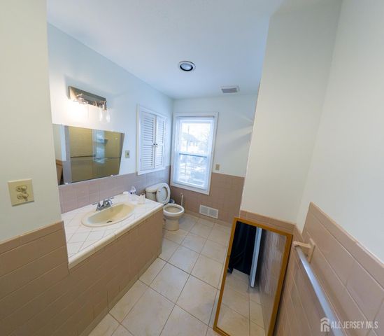 15 Sedgwick Street, Jamesburg, NJ 08831