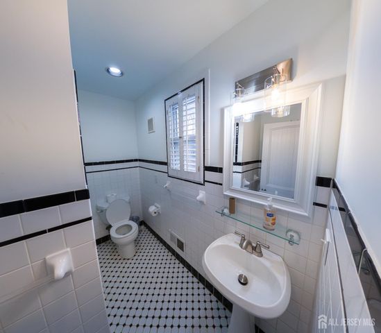 15 Sedgwick Street, Jamesburg, NJ 08831