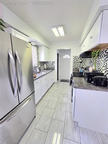 6129 Kinmore Street, Dearborn Heights, MI 48127