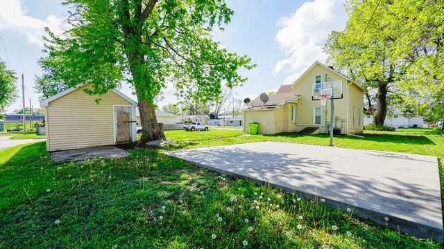 2002 FRONT Street, Blair, NE 68008