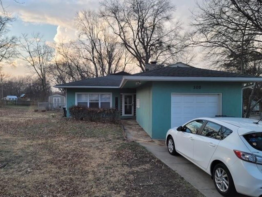 300 W 1st Street, Lee's Summit, MO 64063