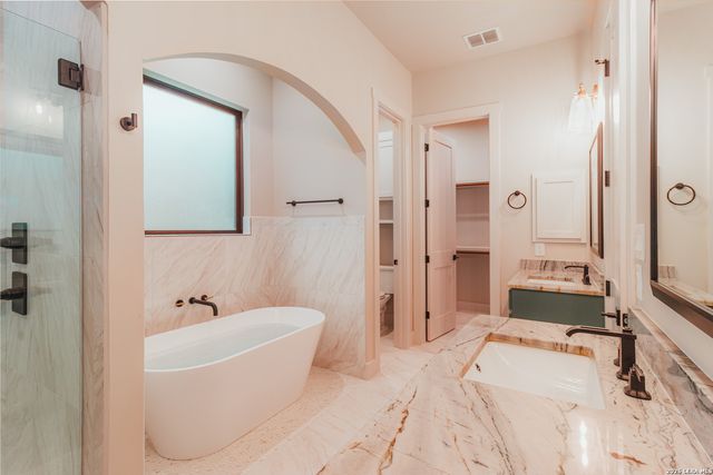 104 Reserve Court, La Vernia, TX 78121