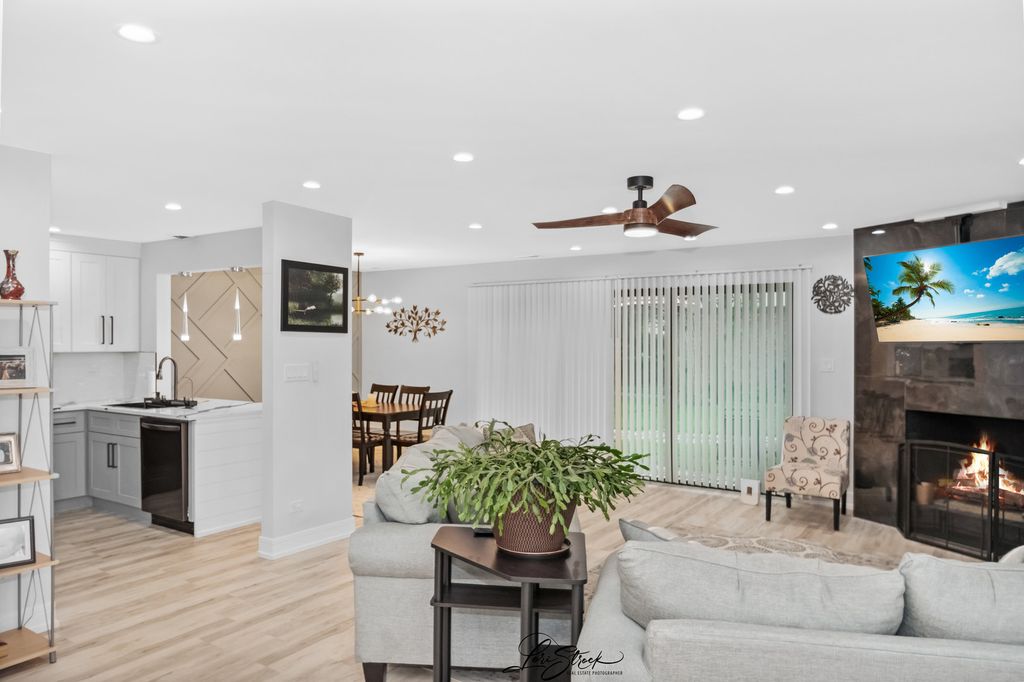 Image 2 of property listing at 8251 Mulberry Court 14B, Palos Hills, IL 60465