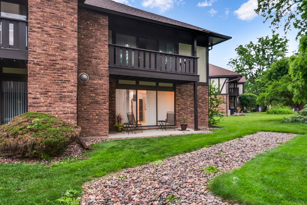 Image 18 of property listing at 8251 Mulberry Court 14B, Palos Hills, IL 60465