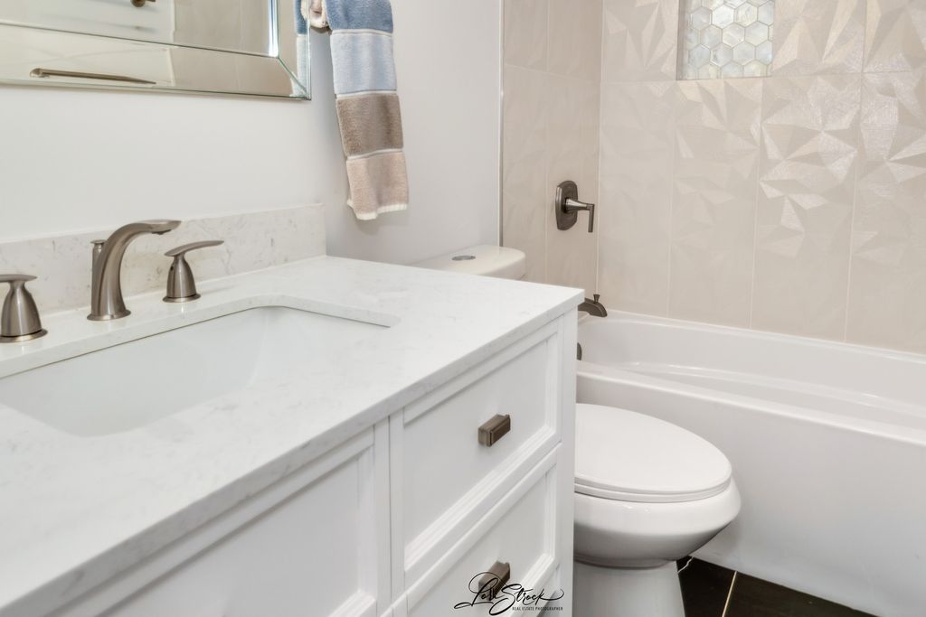 Image 10 of property listing at 8251 Mulberry Court 14B, Palos Hills, IL 60465