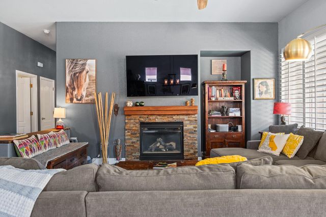 9383 N Dearing, Fresno, CA 93720