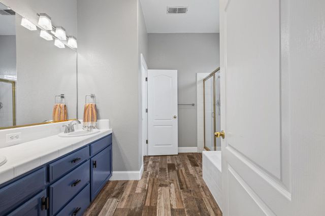 9383 N Dearing, Fresno, CA 93720