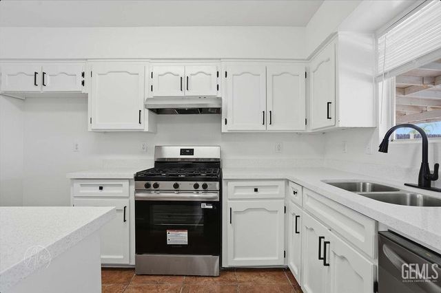 8005 Snowbird Street, Bakersfield, CA 93307