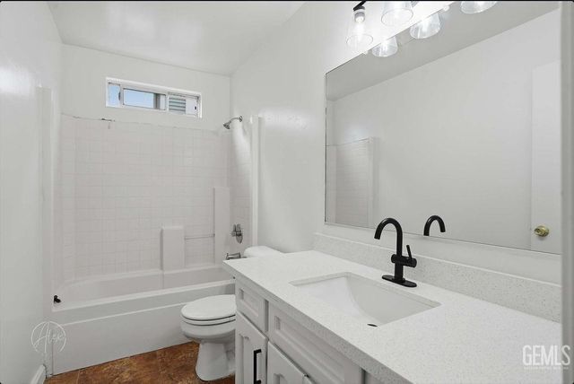 8005 Snowbird Street, Bakersfield, CA 93307