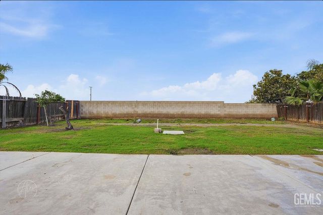 8005 Snowbird Street, Bakersfield, CA 93307