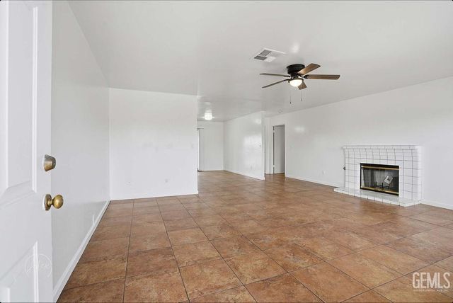 8005 Snowbird Street, Bakersfield, CA 93307