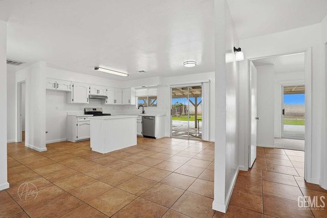 8005 Snowbird Street, Bakersfield, CA 93307